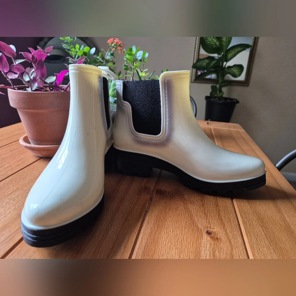 Seven7 Halifax 2070‎ White Rubber Pull On Ankle Rain Boots - Size 8